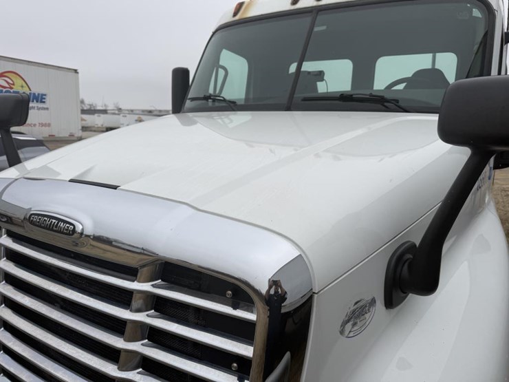 #1175-•-2016-freightliner-cascadia-day-cab-truck-tractor-image-15