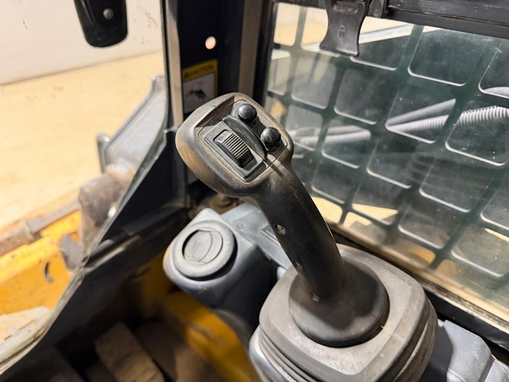 2021-deere-317g-image-26