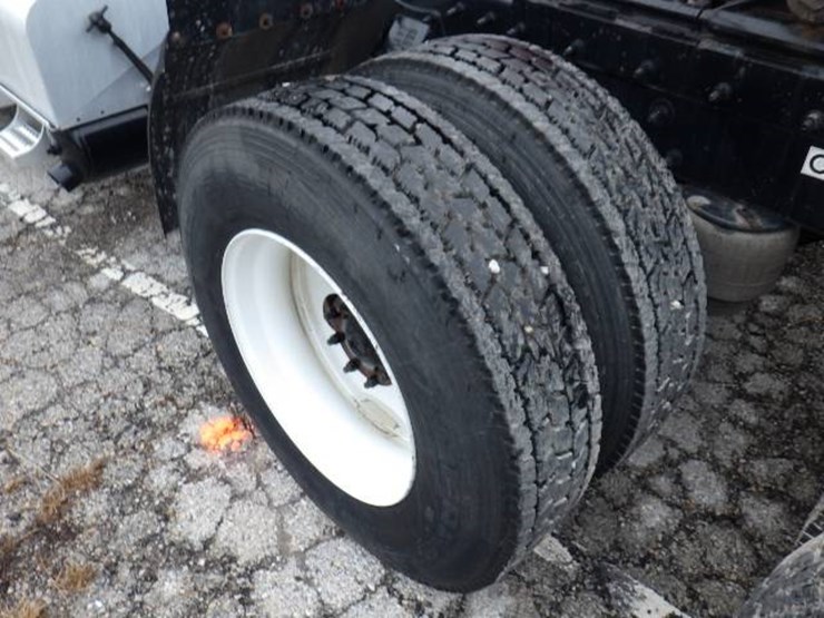 2019-peterbilt-579-image-13