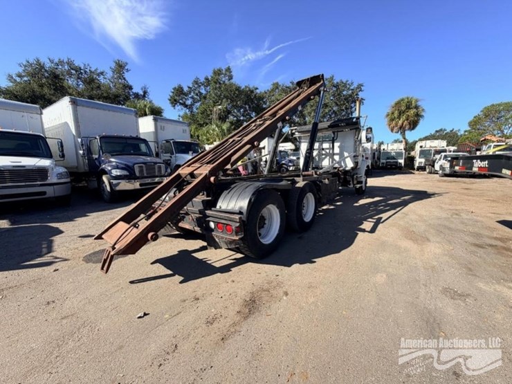 2000-volvo-wg-roll-off-truck-image-4