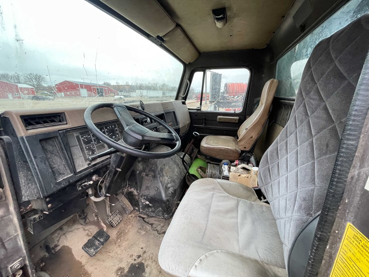 international-4900-image-65