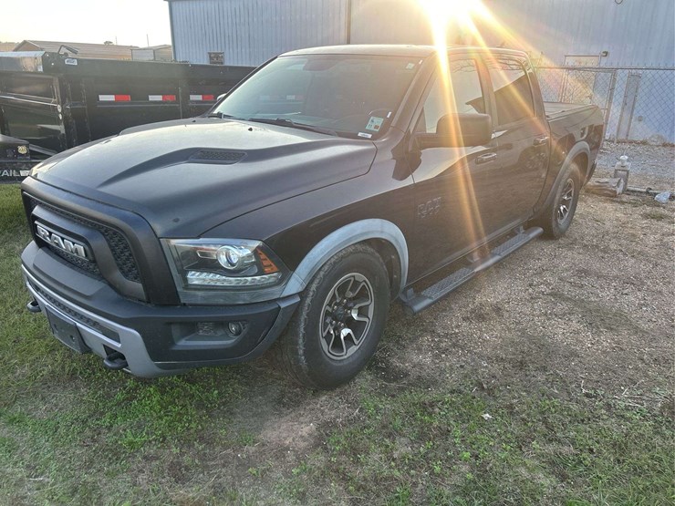 2016-ram-1500-rebel-image-2