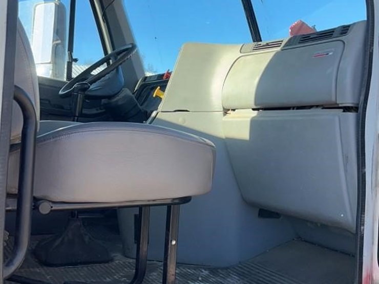 2004-freightliner-columbia-120-image-21