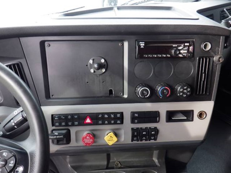 freightliner-cascadia-126-image-21