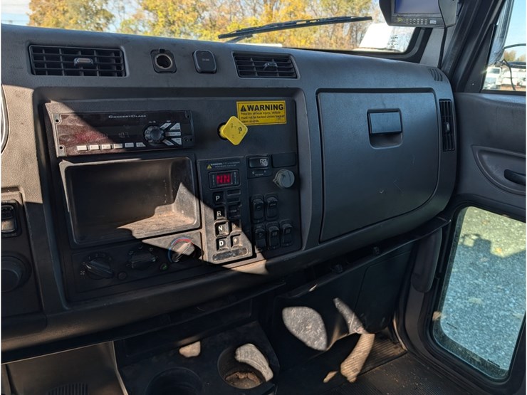 2017-peterbilt-337-image-23