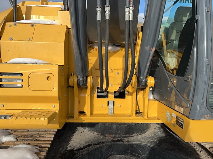 2017-deere-245g-lc-image-11