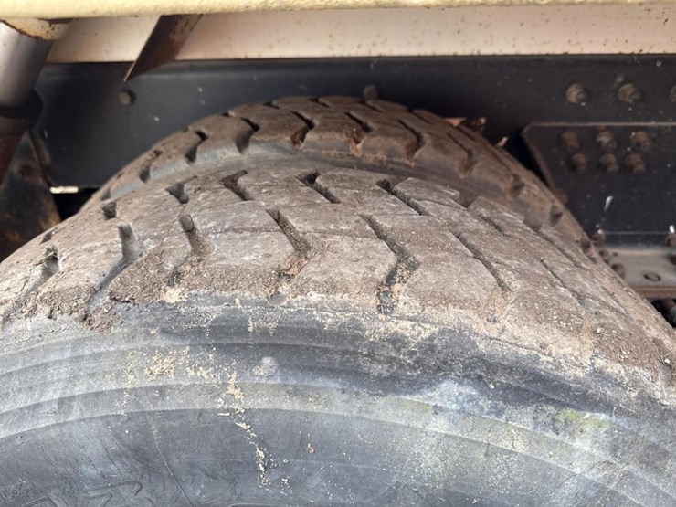 2005-peterbilt-320-image-57