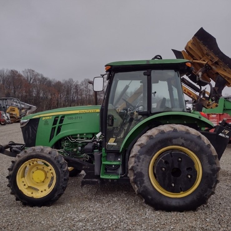 JOHN DEERE 5085E