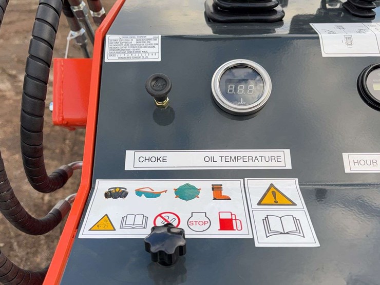 landhero-mini-stand-on-skid-loader-image-16