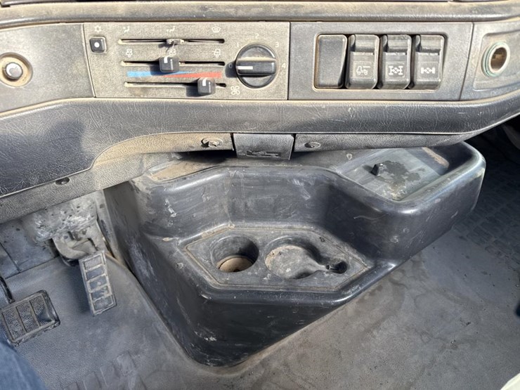 #1994-•-1999-volvo-day-cab-truck-tractor-image-45