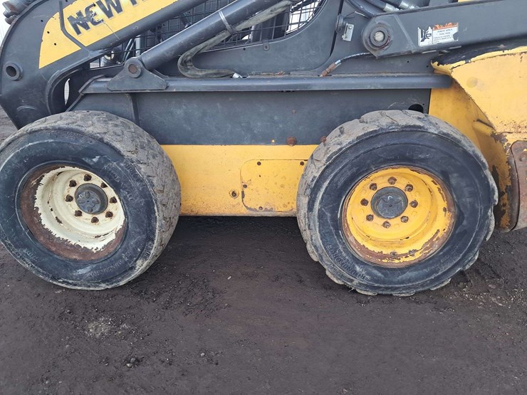 new-holland-l225-image-9