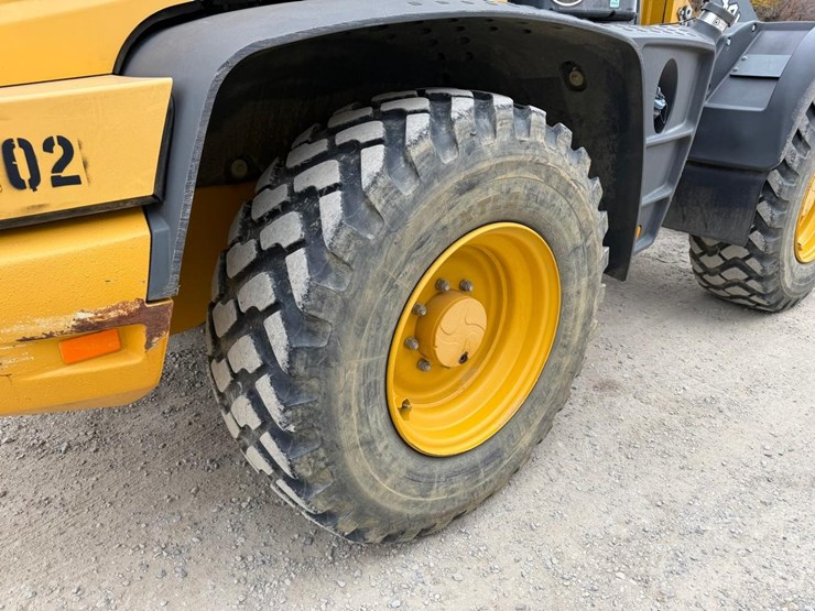 2020-deere-344l-image-18