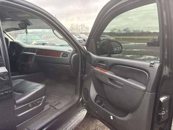 2011-chevrolet-tahoe-lt-image-19