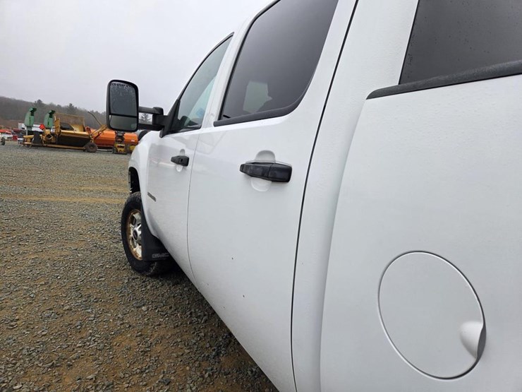 2011-gmc-2500-image-24