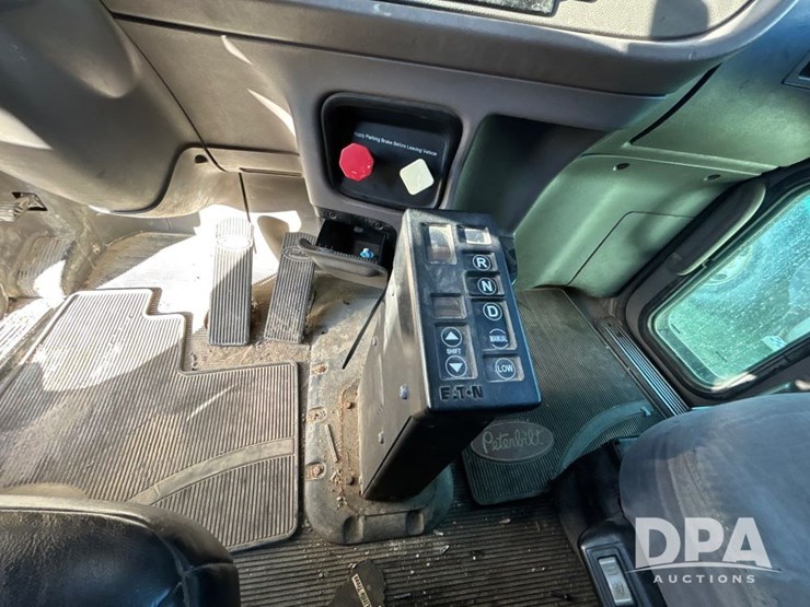 2010-peterbilt-386-image-56