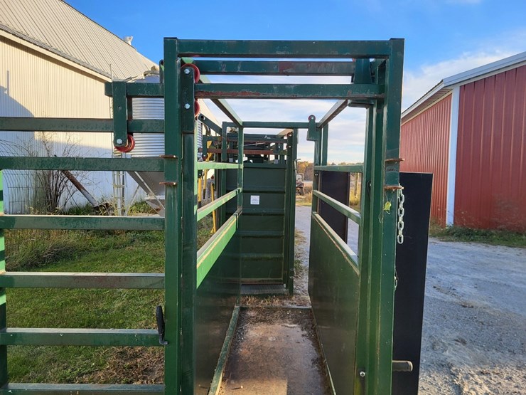 arrow-farmquip-8400-q-catch-cattle-squeeze-chute-w/alley-way---like-new-image-16