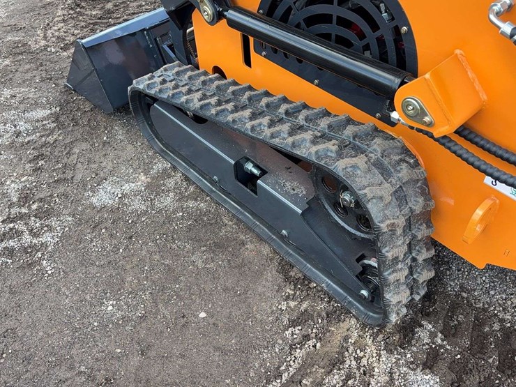 landhero-mini-stand-on-skid-loader-image-5