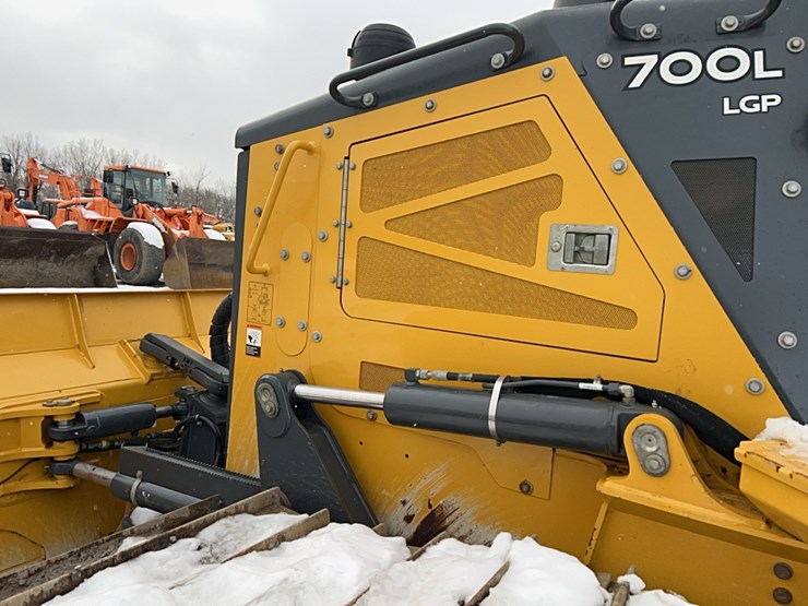 2023-deere-700l-image-17