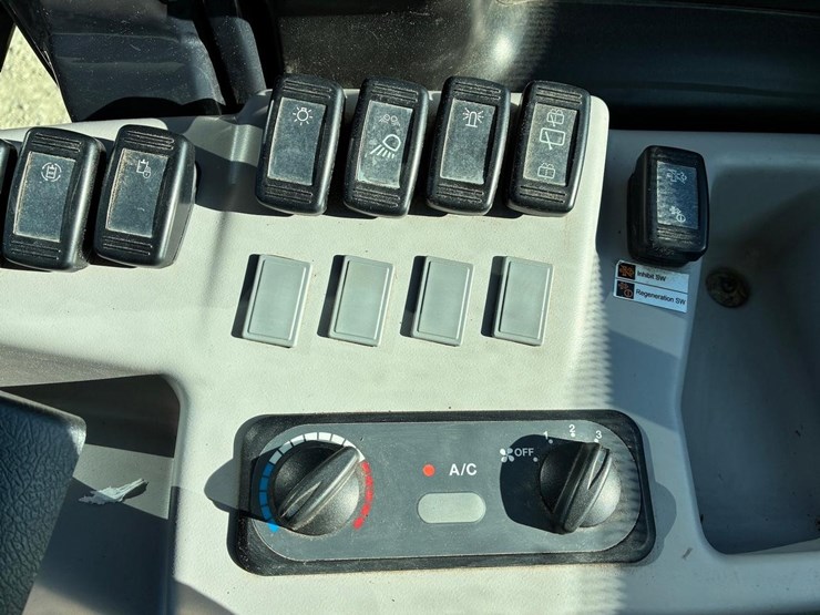 2022-kubota-r640-image-31