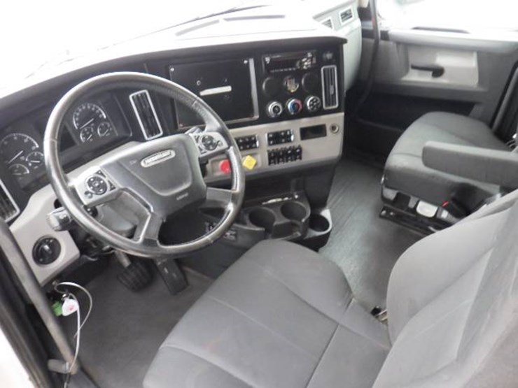 freightliner-cascadia-126-image-18