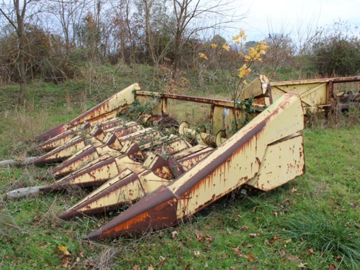 new-holland-6-row-corn-header-rusted-rough-condition-image-1