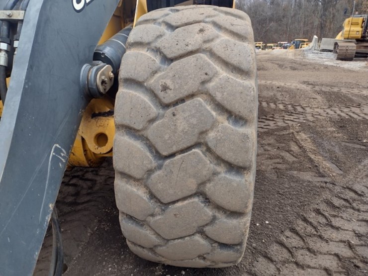 deere-824k-image-21