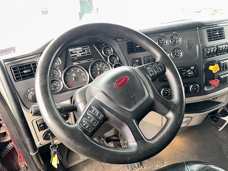 2020-peterbilt-579-image-15