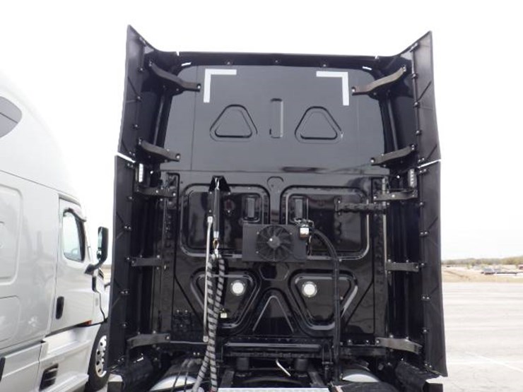 2021-freightliner-cascadia-126-image-16