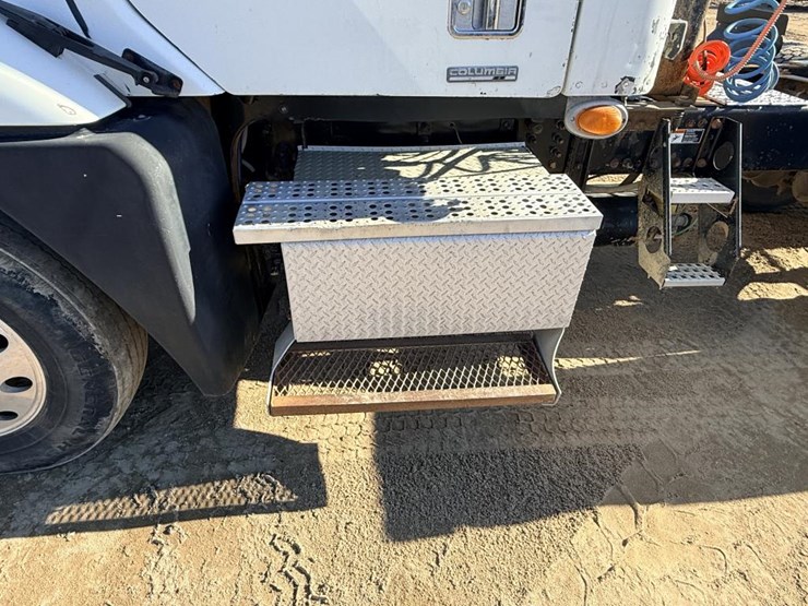 2007-freightliner-columbia-120-image-21