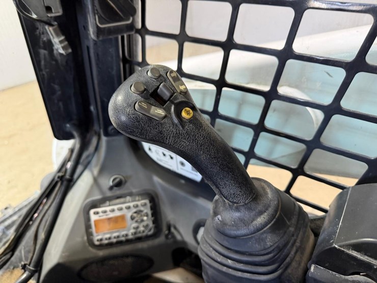 2022-bobcat-t740-image-27