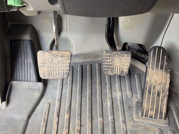 2017-kenworth-t880-image-51