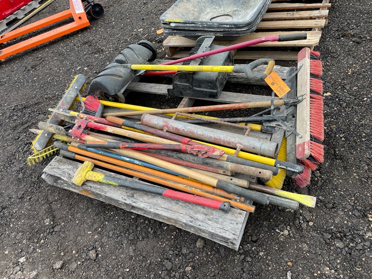 #7961-•-pallet-of-misc.-handed-yard-tools-image-1