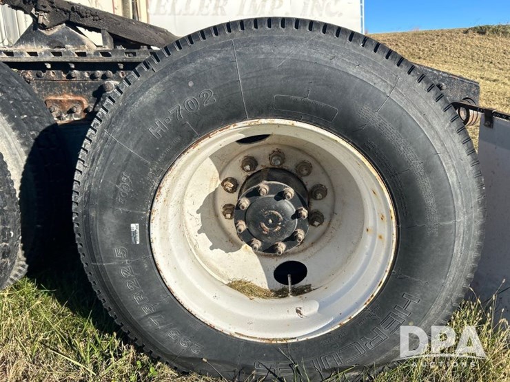 1996-freightliner-fld120-image-32