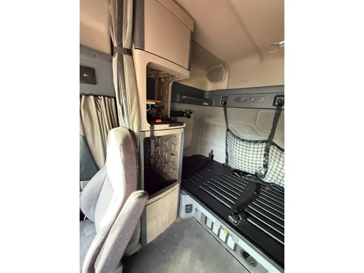 2019-freightliner-cascadia-125-image-25