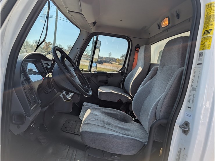 freightliner-m2-106-image-17