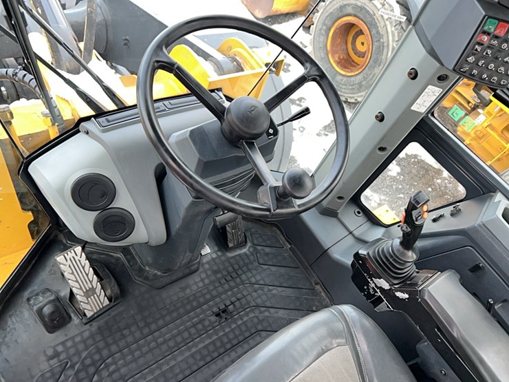 2021-deere-644k-image-19