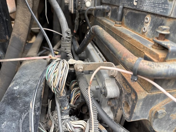 2005-peterbilt-320-image-27