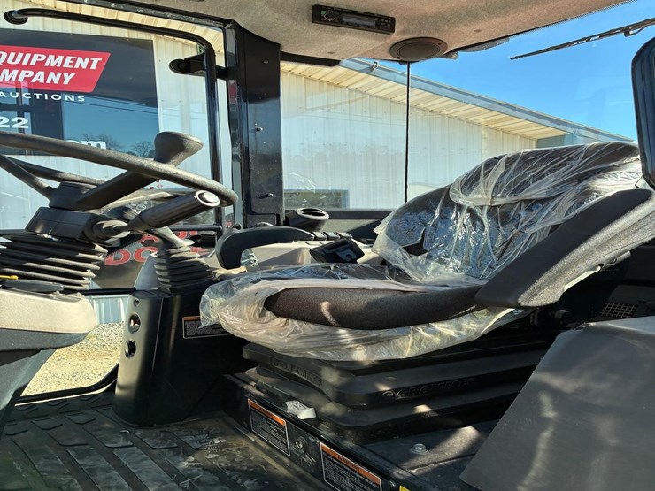 2022-kubota-r640-image-21