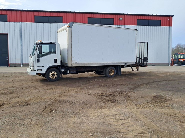 2008-isuzu-npr-image-1