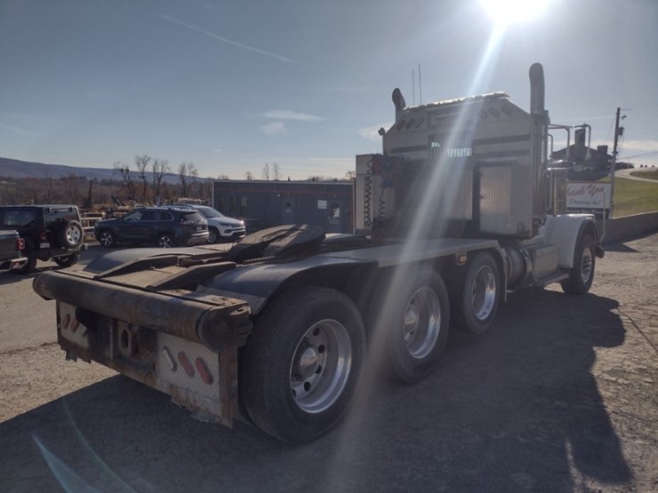 peterbilt-388-image-40