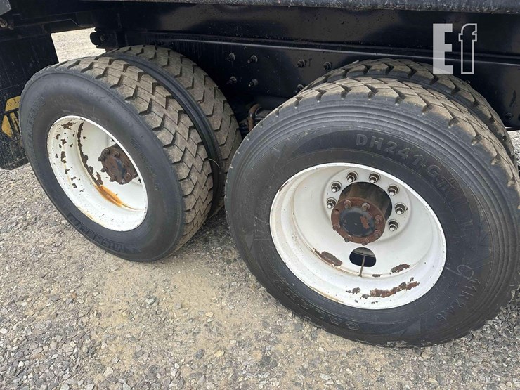 2017-mack-granite-gu713-image-11