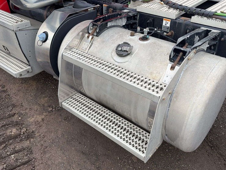 2018-peterbilt-579-image-16