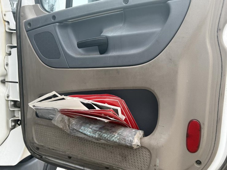 #1175-•-2016-freightliner-cascadia-day-cab-truck-tractor-image-42