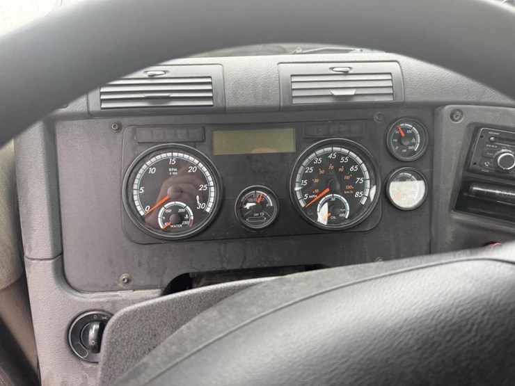 #1175-•-2016-freightliner-cascadia-day-cab-truck-tractor-image-48