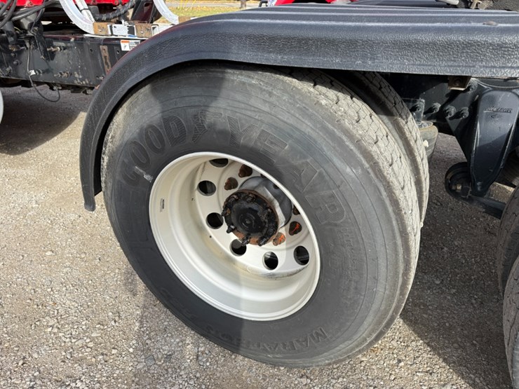 2019-freightliner-cascadia-126-image-10