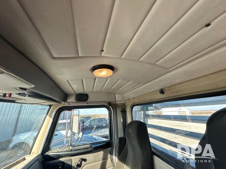 peterbilt-330-image-40