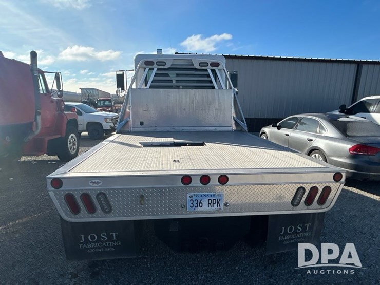 peterbilt-330-image-7