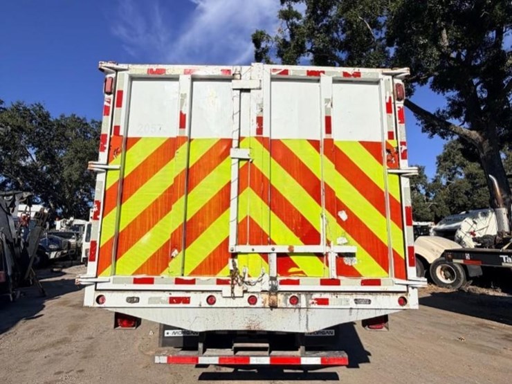 2015-freightliner-m2-106-image-5