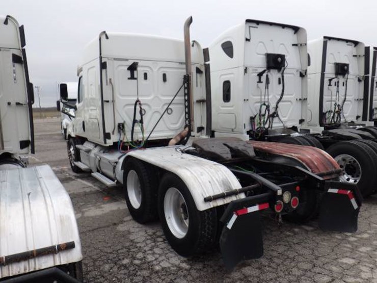 freightliner-cascadia-126-image-15