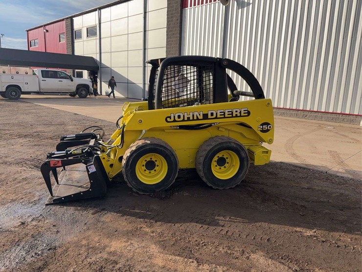 2003-john-deere-250-image-1